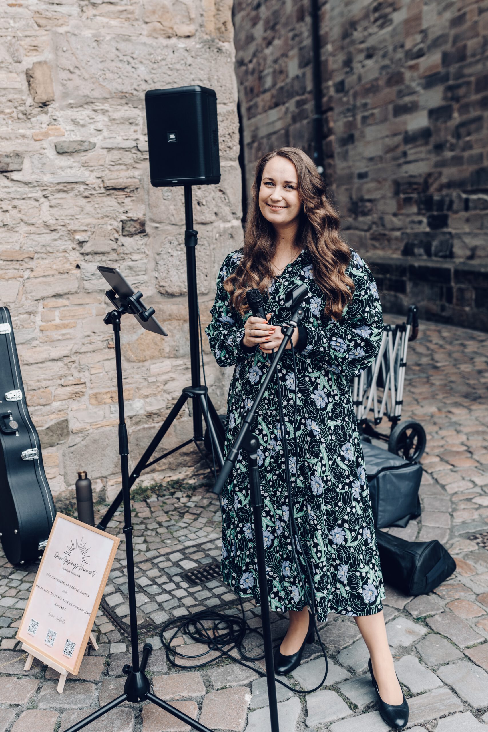 Isabelle steht nach der Trauung vor der Location und begleitet den Sektempfang mit ihrem Gesang.