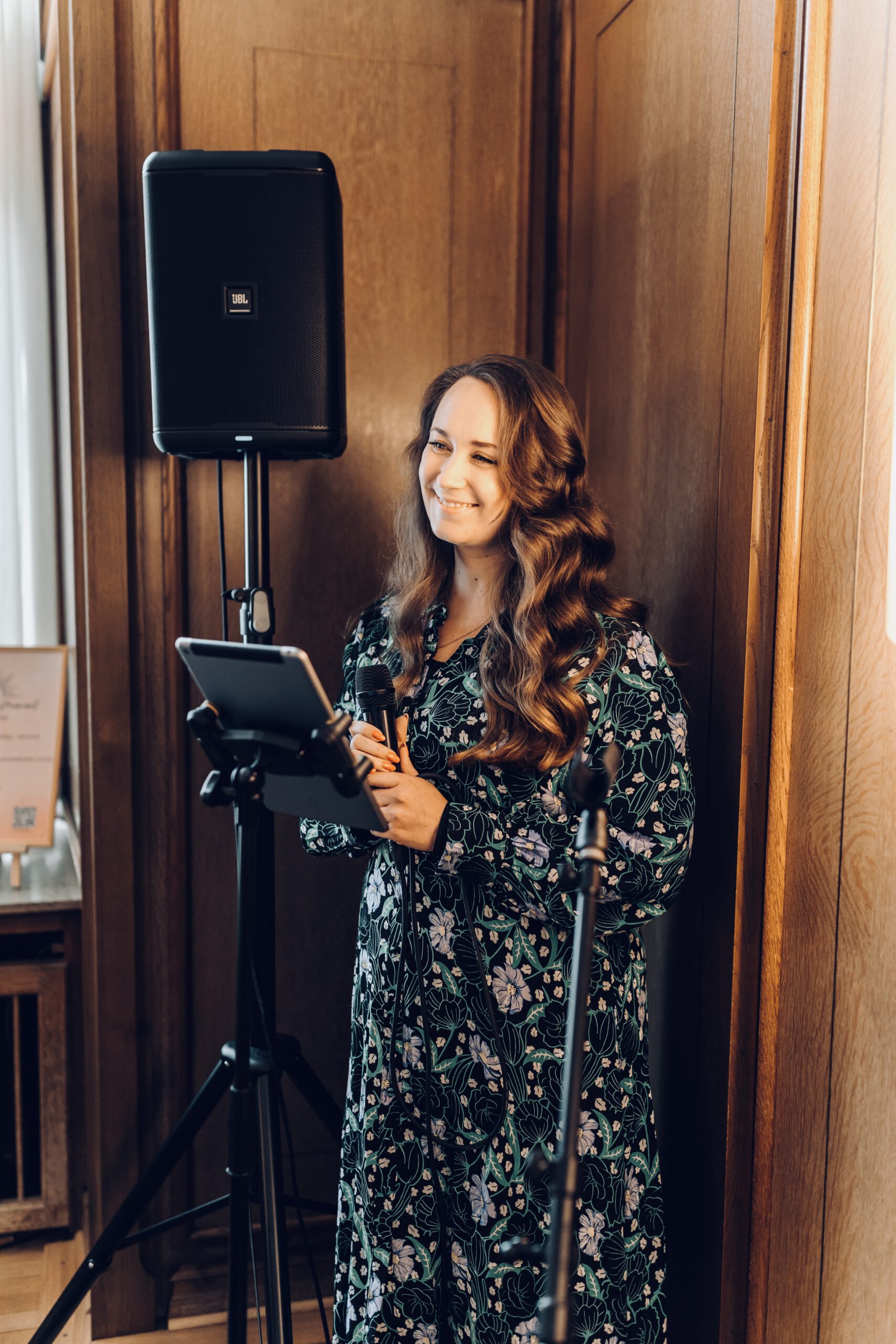 Isabelle begleitet als Hochzeitssängerin eine standesamtliche Trauung in der Stadtwaage Osnabrück.