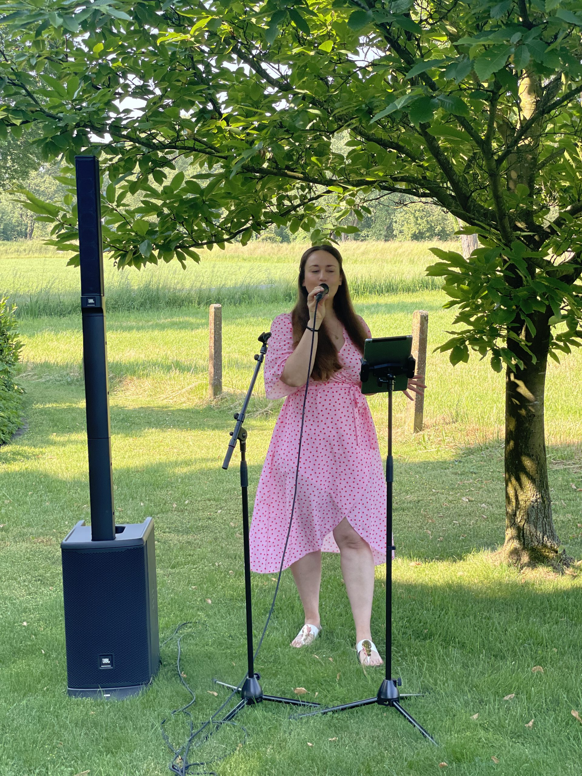 Isabelle begleitet einen Sektempfang in einem Garten in Georgsmarienhütte bei Osnabrück.