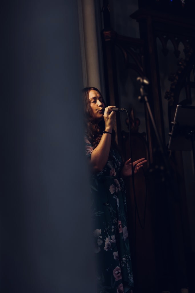 Isabelle singt bei einer Trauung in einer Kirche.