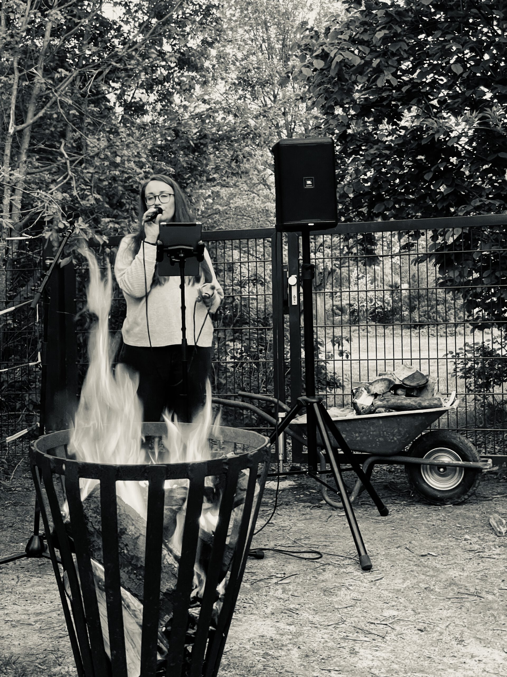 Isabelle singt als Sängerin bei einer Feier am Lagerfeuer.